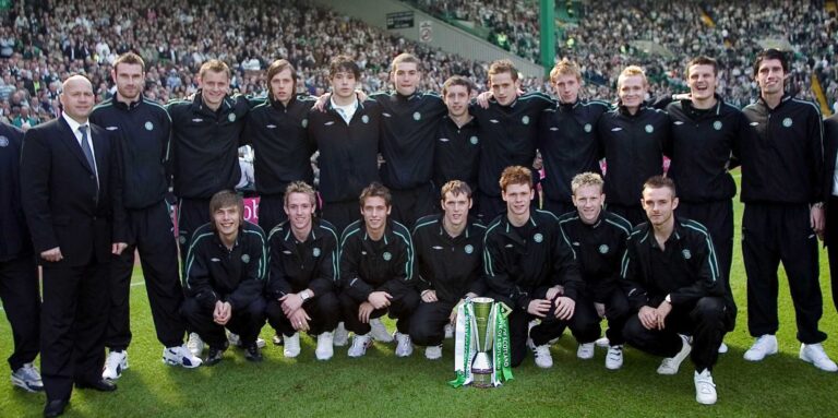 08/05/05 Spl .Celtic V Aberdeen .Celtic Park - Glasgow .Celtic'S Reserve Team Celebrate With The Spl Reserve League Trophy..