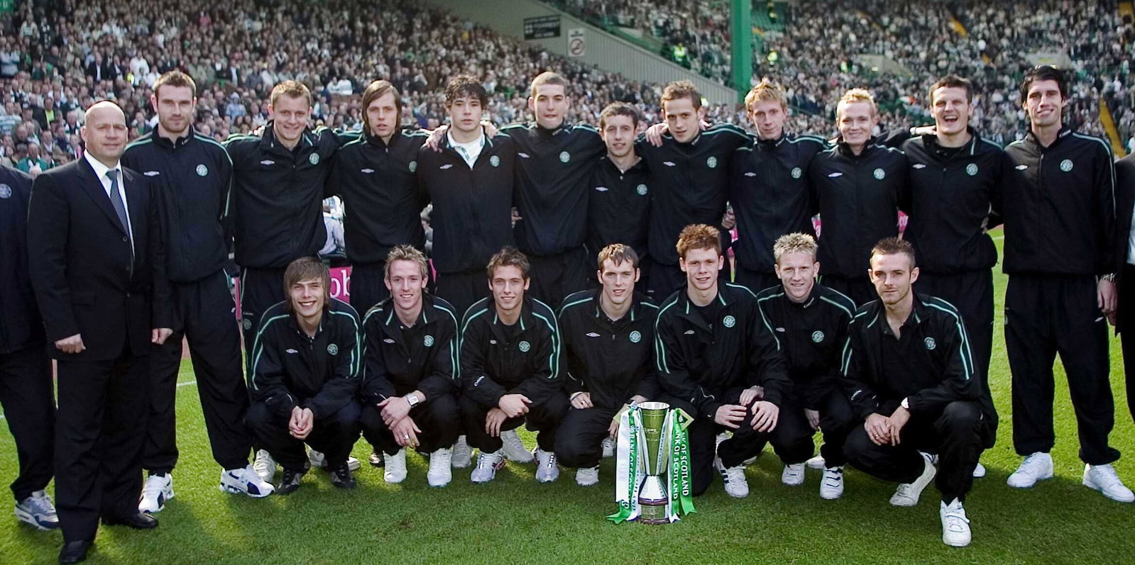 08/05/05 Spl .Celtic V Aberdeen .Celtic Park - Glasgow .Celtic'S Reserve Team Celebrate With The Spl Reserve League Trophy..