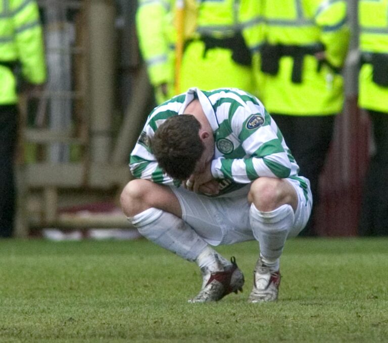22/05/05 Spl.Motherwell V Celtic (2-1).Fir Park - Motherwell.Alan Thompson Is Devestated At Celtic'S Title Loss.