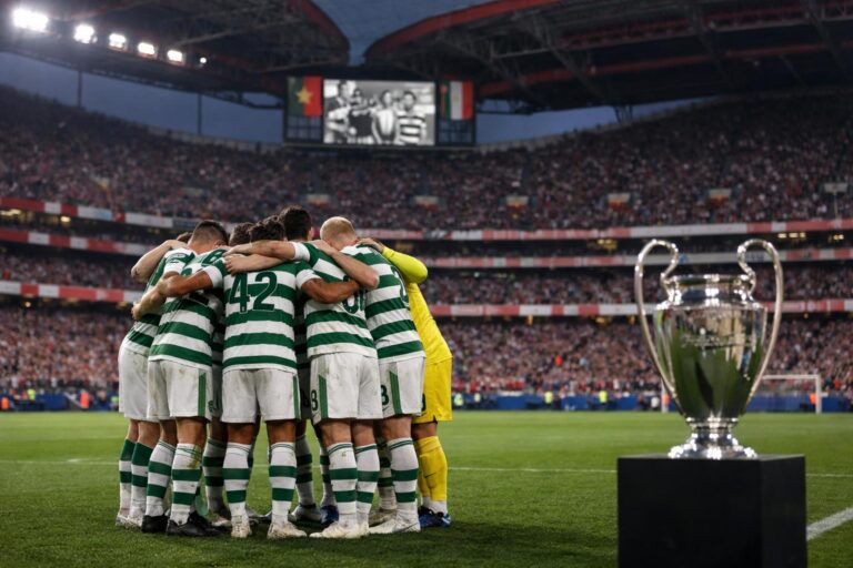 Celtic players in huddle at benfica stadium